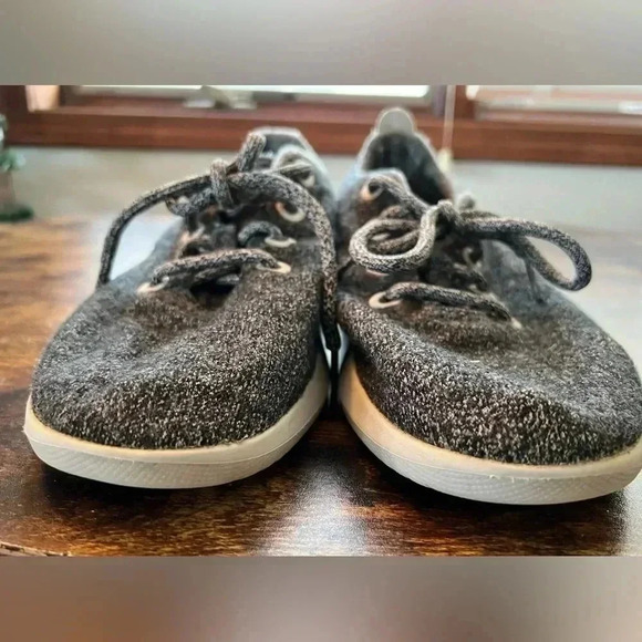 Allbirds woman’s Wool Runner sneakers. Size: 9. - Picture 9 of 14